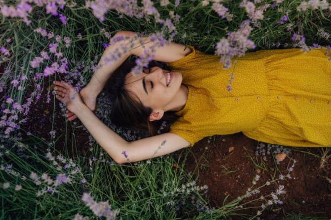 une femme allongée sur des fleurs