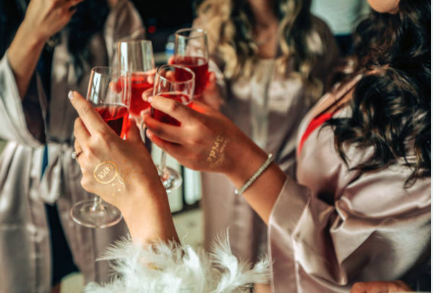 mains de femmes champagne EVJF