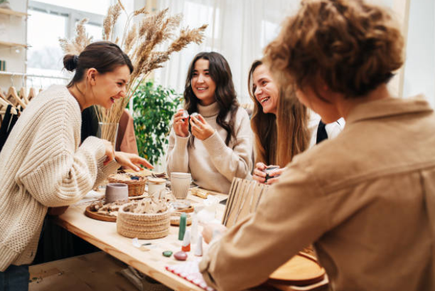 Groupe de femmes sourires ambiance cosy