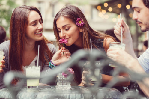 3 personnes boivent un mojito en terrasse au printemps