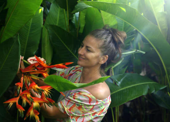 femme cueille fleurs exotiques