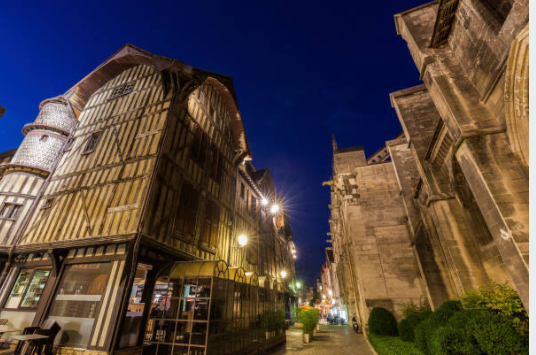 Vue de Troyes la nuit, lumières et ambiance romantiques