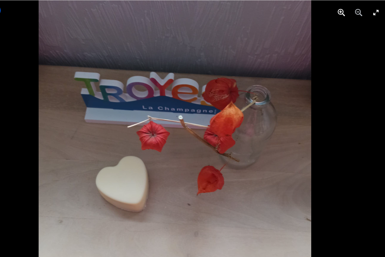 Cosmétique solide en forme de cœur, création artisanale mise en scène à Troyes