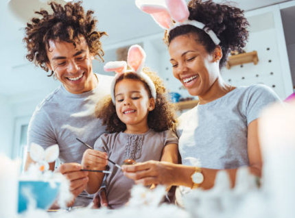 Parents et enfant réalisant une activité créative de Pâques à Troyes