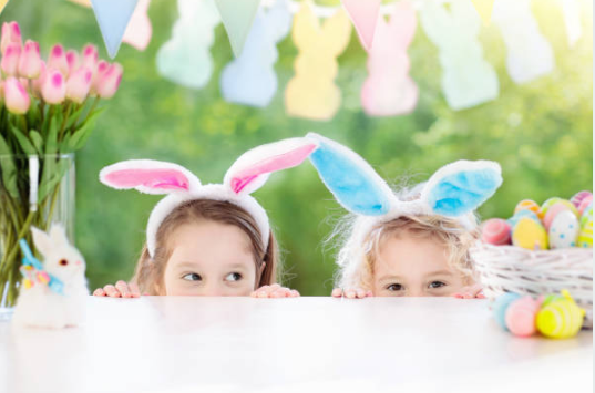 Enfants participant à une activité créative sur le thème de Pâques