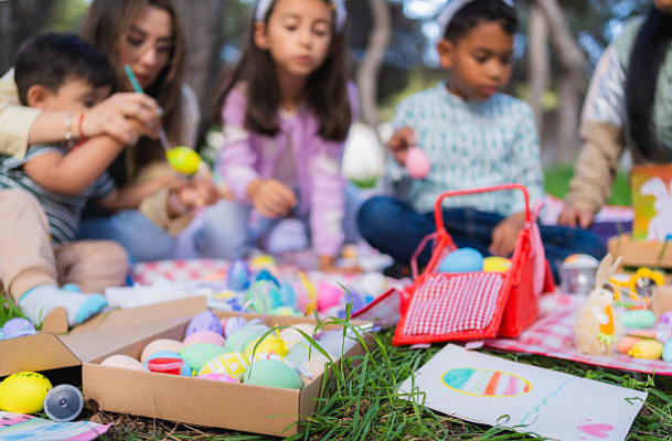 Enfants réalisant une activité créative de Pâques en extérieur