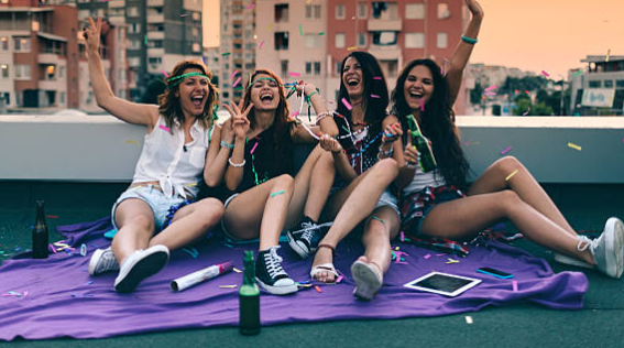 Groupe d’amies profitant d’un moment festif et convivial lors d’un EVJF 